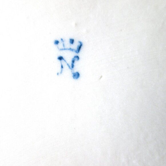 Antique Porcelain creme Bisque lidded trinket box 4"x4" wide (10cm)x2"(5cm) high - Picture 12 of 12